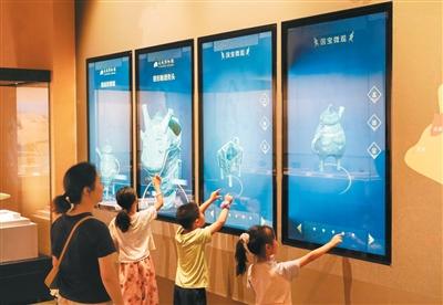 Pelawat menerokai khazanah kebangsaan dengan bantuan teknologi digital di Muzium Yuncheng, Provinsi Shanxi di utara China. (Foto oleh Yan Xin)