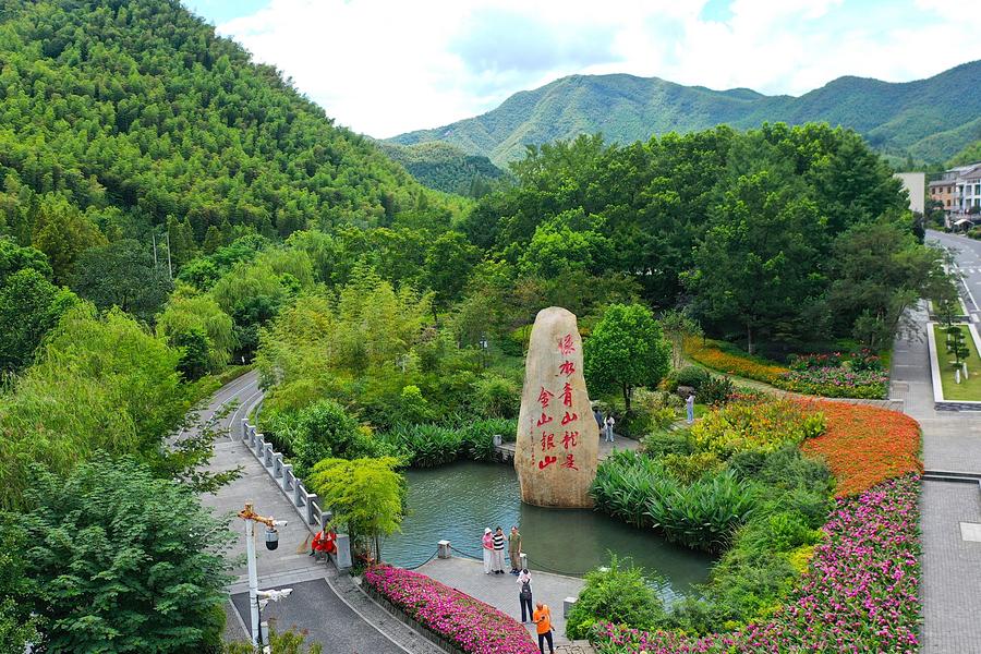 Satu foto sudut udara yang diambil menggunakan dron pada 6 Ogos 2025 ini memperlihatkan pelancong melawat Kampung Yucun di Kaunti Anji, Bandar Huzhou, Provinsi Zhejiang di timur China. (Xinhua/Mao Zhu)