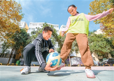 Jurulatih bola sepak, Liang Haojie menyediakan perkhidmatan ‘pesanan sukan’ di sebuah dataran komuniti di daerah Jianxi, Luoyang, Provinsi Henan di tengah China. (Foto oleh Zhang Yixi)