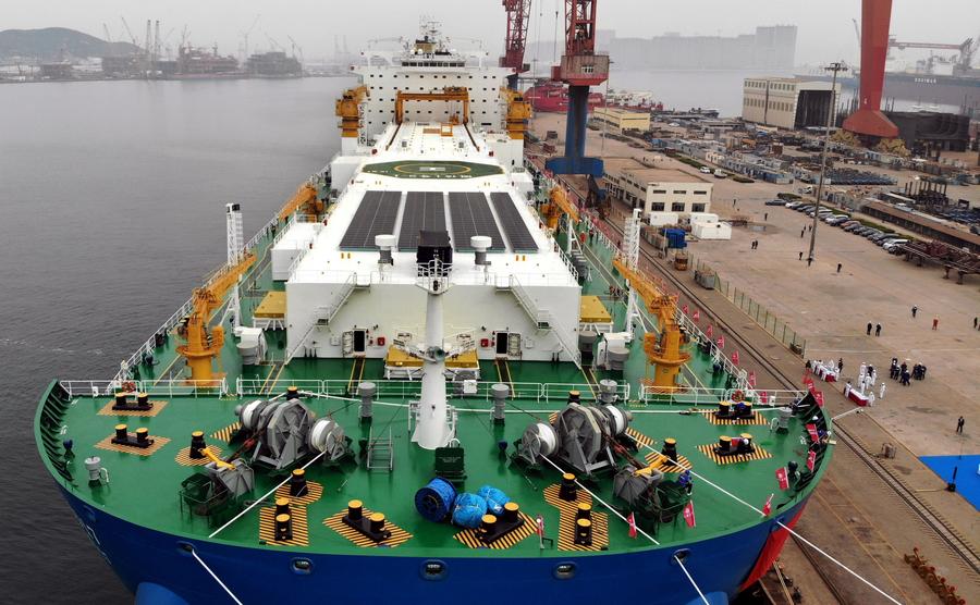 Foto sudut udara yang diambil menggunakan dron pada 17 April 2025 ini  menunjukkan sebuah kapal akuakultur pintar laut dalam yang berlabuh di pelabuhan limbungan Beihai di Qingdao, Provinsi Shandong, di timur China. (Xinhua/Li Ziheng)