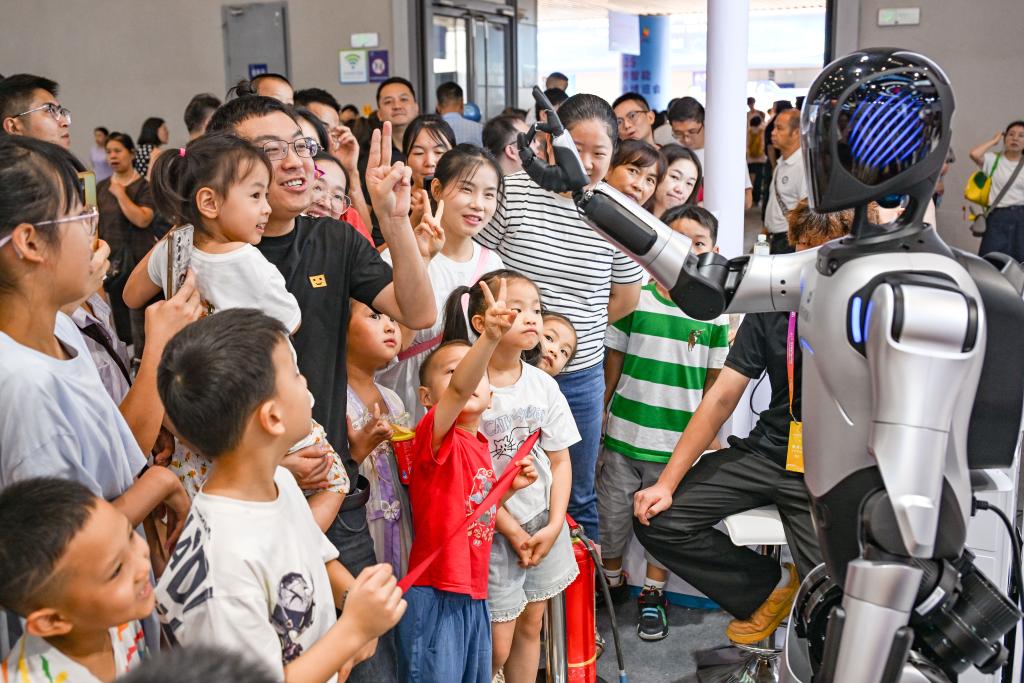 Sebuah robot humanoid berinteraksi dengan audiens di Ekspo Industri Pintar Dunia 2025 di Perbandaran Chongqing, barat daya China. (Xinhua/Wang Quanchao)
