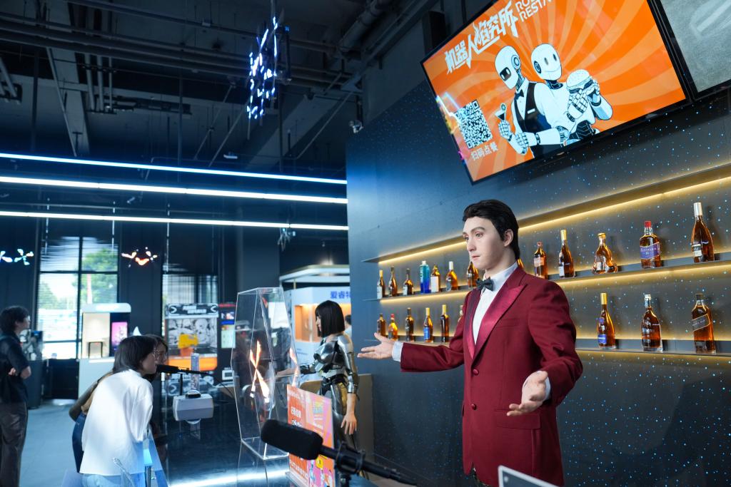Robot pelayan bar berinteraksi dengan pelanggan. (Xinhua/Ju Huanzong)