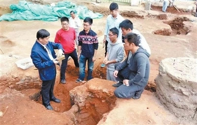Jiang Jianxin (pertama dari kiri) dan ahli pasukan di tapak penggalian. (Foto ihsan individu yang diwawancara)
