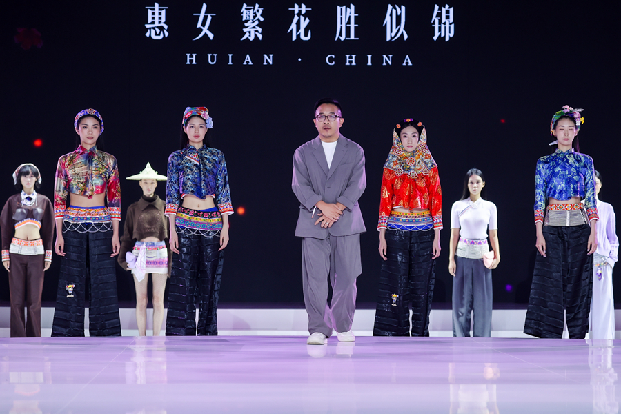 Kostum wanita Hui'an yang disuntik elemen moden dipamerkan di Minggu Fesyen China 2025 di Beijing. (Foto ihsan jabatan publisiti jawatankuasa kaunti Hui'an Parti Komunis China)