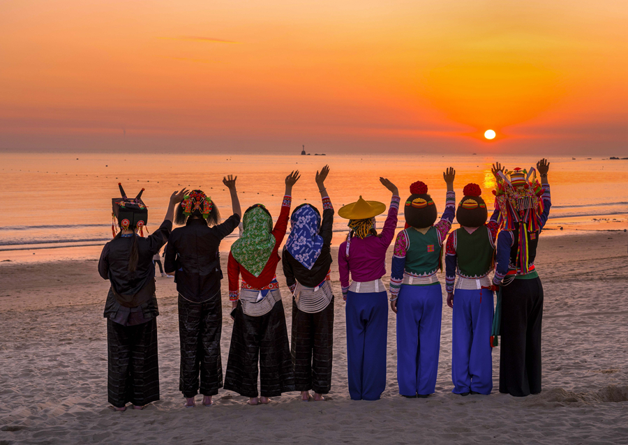 Foto menunjukkan wanita Hui'an dalam pakaian tradisional mereka. (Foto ihsan jabatan publisiti Parti Komunis China jawatankuasa kaunti Hui'an)