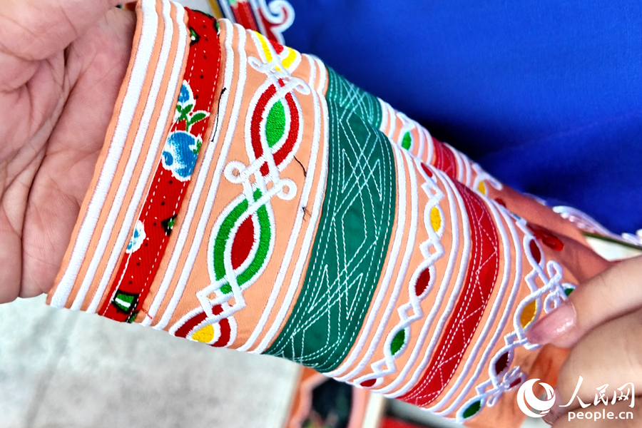 Foto menunjukkan reka bentuk yang diinspirasikan oleh pakaian tradisional wanita Hui'an. (People’s Daily Online/Yang Haoyu)