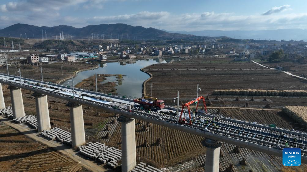 Foto dron udara yang diambil pada 7 Disember 2025 menunjukkan tapak pembinaan Kereta Api Berkelajuan Tinggi (HSR) Chongqing-Kunming di Zhaotong, Provinsi Yunnan barat daya China. (Zhang Guangyu/Xinhua)