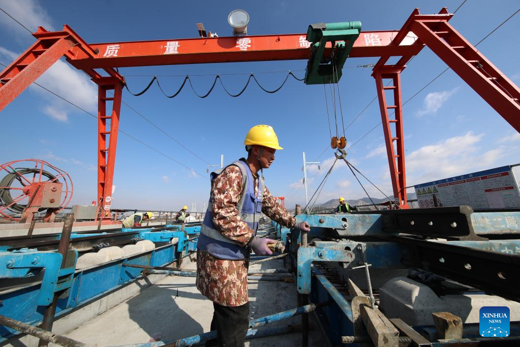 Pembina bekerja di tapak pembinaan Kereta Api Berkelajuan Tinggi (HSR) Chongqing-Kunming di Zhaotong, Provinsi Yunnan barat daya China, 7 Disember 2025. (Zhang Guangyu/Xinhua)
