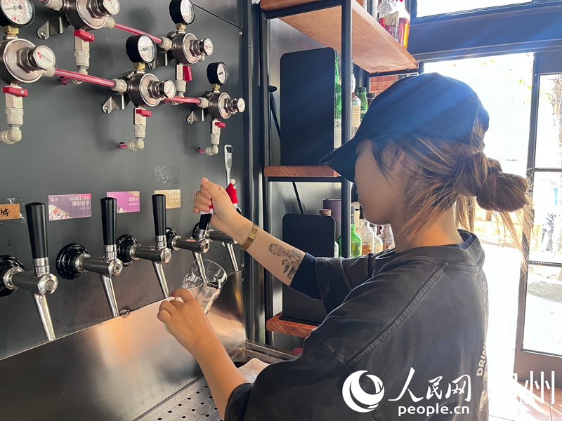 Seorang sommelier bir kraf jenama tempatan Guiyang sedang menuang bir.