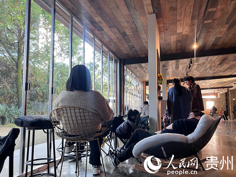 Penduduk dan pelancong menikmati tiga serangkai baharu.