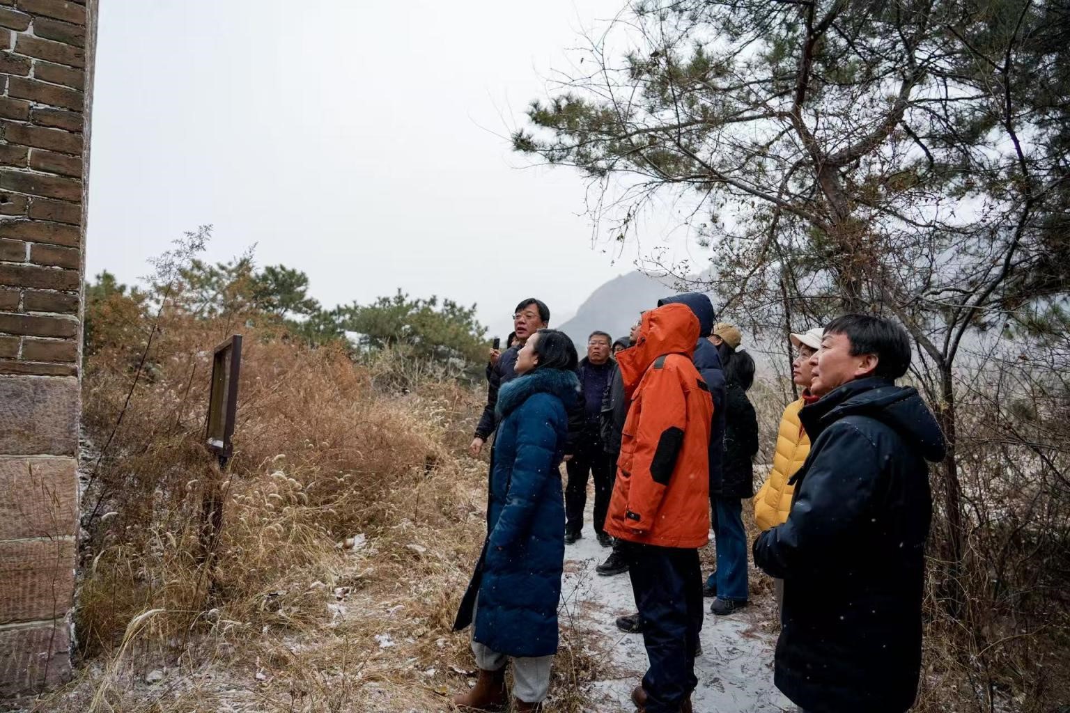 Pakar meninjau Tembok Besar Jiangjunguan. (Foto ihsan Jabatan Propaganda Jawatankuasa Daerah Pinggu)