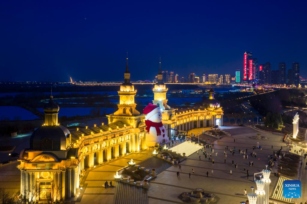 “Snowman” Gergasi Tersergam di Taman Muzik Qunli, Harbin