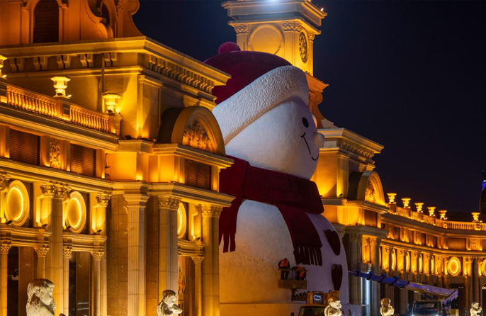 “Snowman” Gergasi Tersergam di Taman Muzik Qunli, Harbin