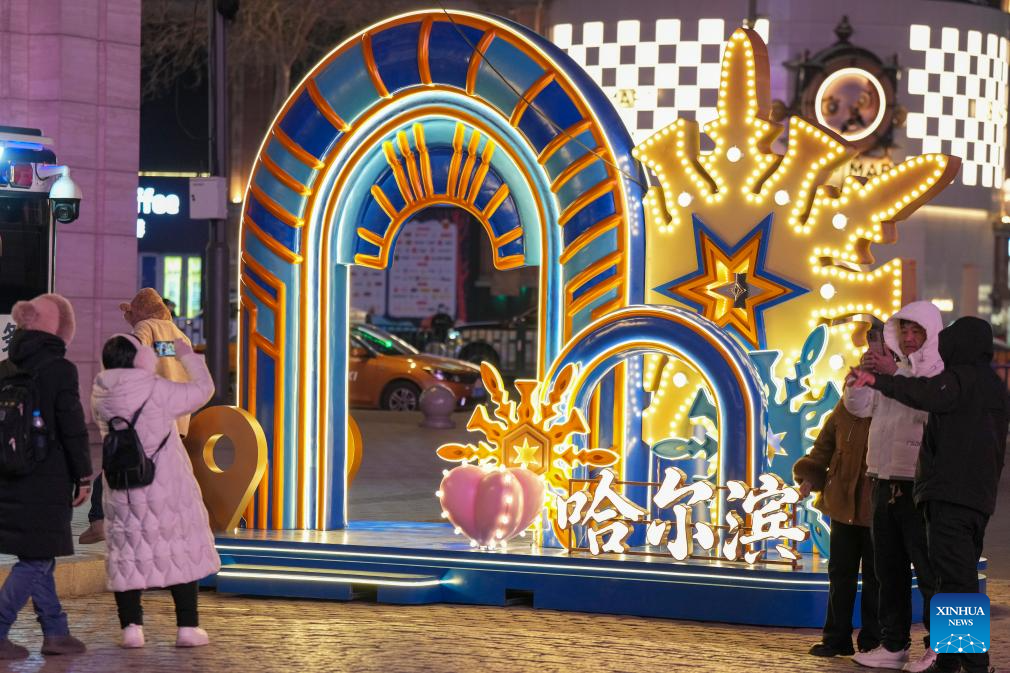 Pelancong Kerumuni Central Street di Harbin