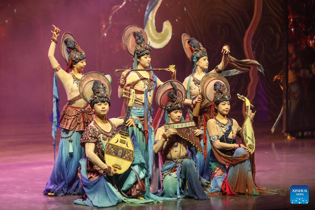  Sebuah drama tarian immersive berjudul “Irama Purba Dunhuang” telah dipentaskan di Dunhuang, provinsi Gansu, barat laut China pada 15 Disember 2025.   (Xinhua/Lang Bingbing)