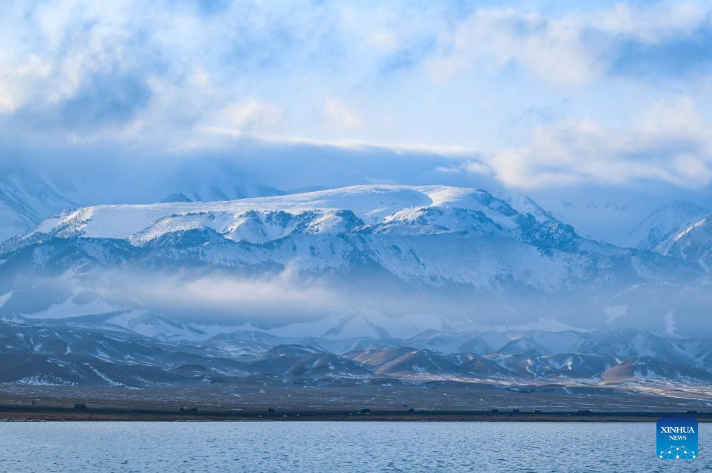 Foto bertarikh 16 Disember 2025 memaparkan Tasik Sayram berlatarkan gunung salji di daerah autonomi Mongol Bortala, Wilayah Autonomi Uygur Xinjiang, barat laut China. (Xinhua/Wang Fei)