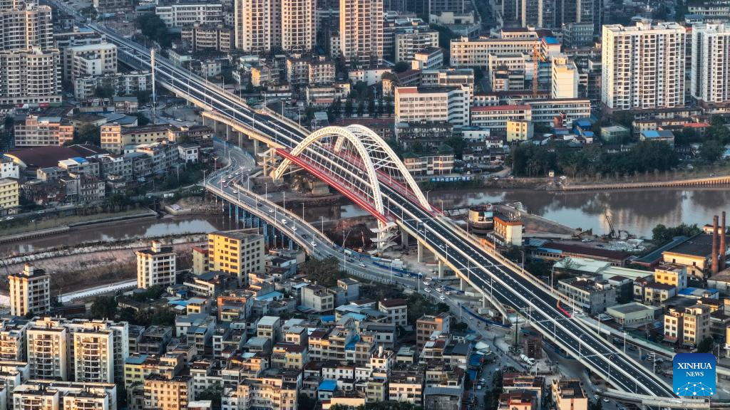Foto dron bertarikh 17 Disember 2025 ini menunjukkan sebuah jambatan yang dibina semula di Terusan Pinglu di Qinzhou, Wilayah Autonomi Zhuang Guangxi, selatan China. (Xinhua/Zhang Ailin)
