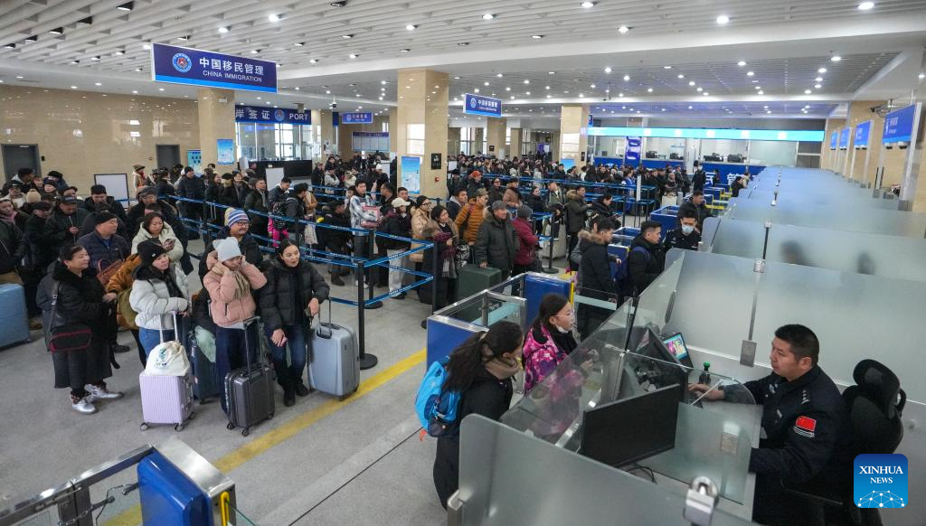 Para penumpang menjalani prosedur pemeriksaan sempadan di pelabuhan darat Erenhot, wilayah autonomi Mongolia Dalam, utara China, 22 Disember 2025. (Xinhua/ Guo Pengjie)