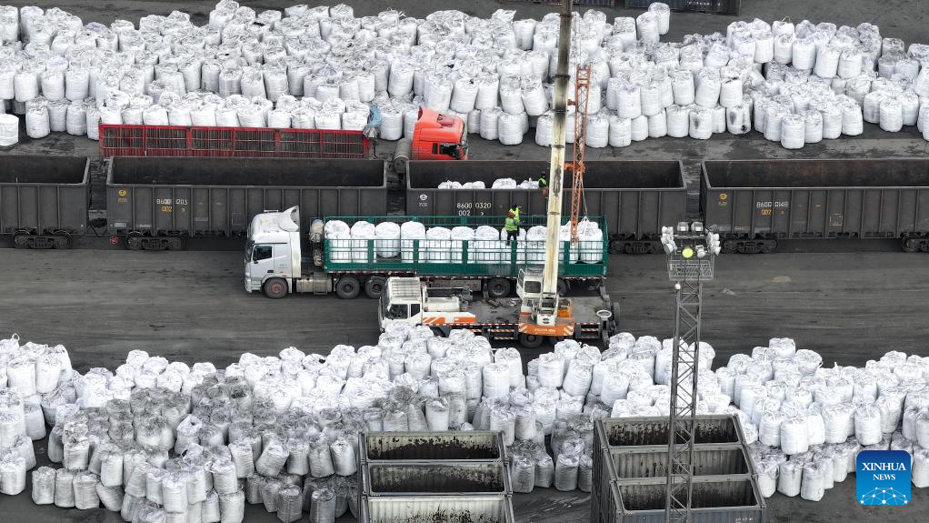 Foto dron pada 10 Oktober 2025 menunjukkan sebuah trak diisi dengan barangan di pelabuhan darat Erenhot, wilayah autonomi Mongolia Dalam, utara China. (Xinhua/Ma Jinrui)