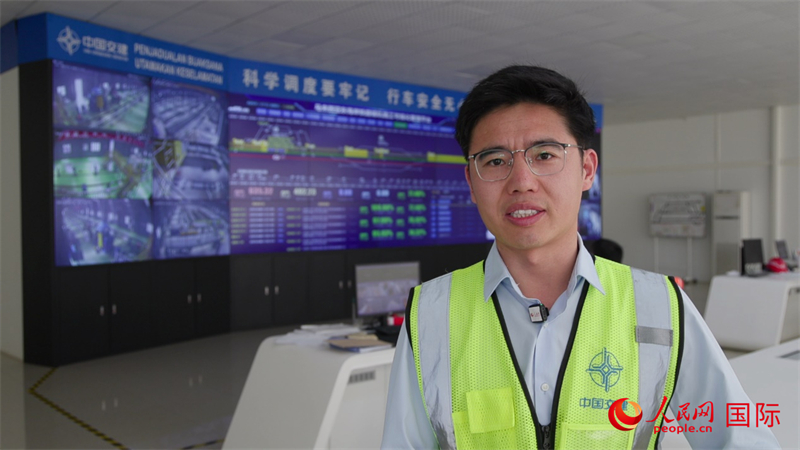 Pengurus Besar Bahagian Kesepuluh Projek ECRL, Dang Yayun, ditemu bual oleh People’s Daily Online di pusat kawalan. (People's Daily Online/Liu Ning)