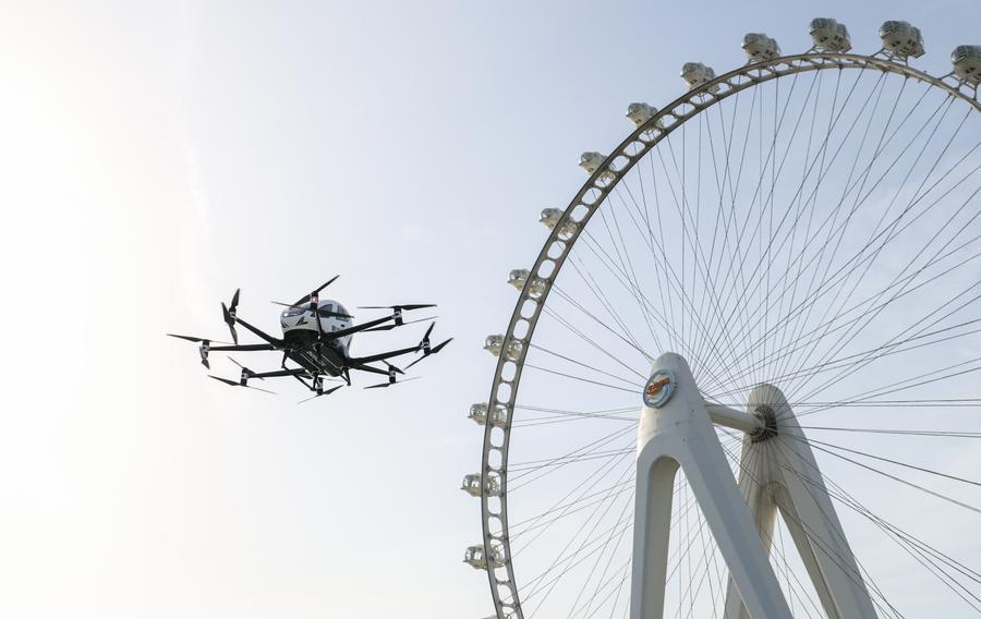 Sebuah pesawat berlepas dan mendarat secara vertikal elektrik (#eVTOL) yang dibangunkan oleh syarikat pembuat dron China, EHang, membuat penerbangan demonstasi di pusat demonstrasi operasi lalu lintas udara bandar di daerah Bao’an, Shenzhen, provinsi Guangdong, selatan China, 16 April 2025. (Xinhua/Mao Siqian)