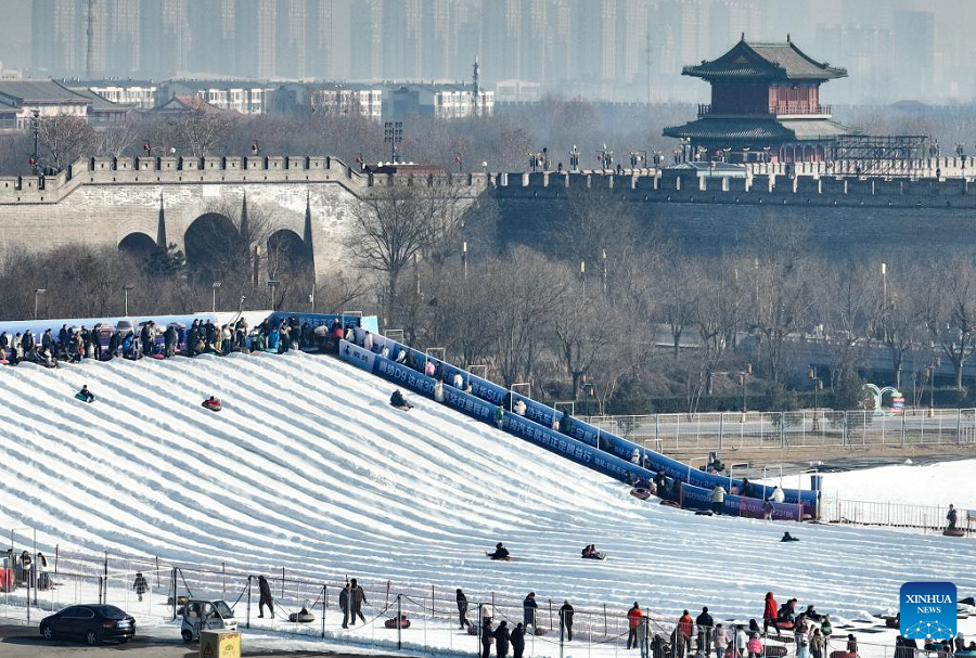 Foto dron bertarikh 28 Disember 2025 ini menunjukkan orang ramai bermain-main di sebuah taman tema ais dan salji di kaunti Zhengding, provinsi Hebei, utara China. (Xinhua/Zhang Xiaofeng)
