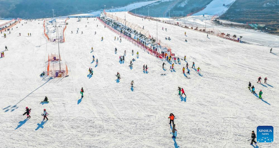Foto dron bertarikh 28 Disember 2025 ini menunjukkan orang ramai bermain ski di sebuah resort ski di kaunti Yutian, provinsi Hebei, utara China. (Xinhua/Liu Mancang)