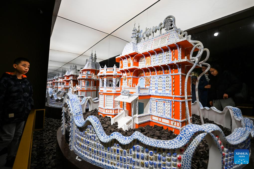 Pelancong melawat sebuah muzium coklat di Tianjin, utara China, 28 Disember 2025. (Xinhua/Zhao Zishuo)