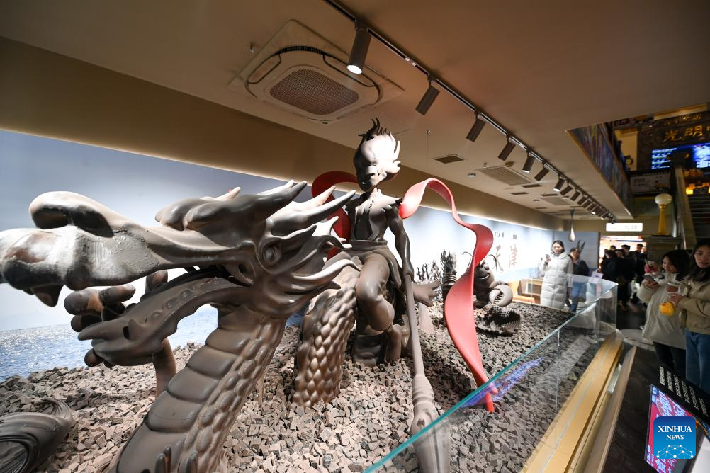 Pelancong melawat sebuah muzium coklat di Tianjin, utara China, 28 Disember 2025. (Xinhua/Zhao Zishuo)