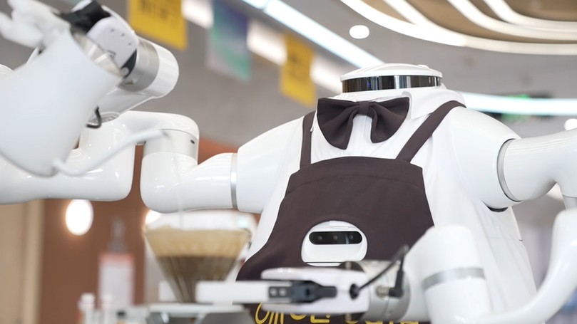 Barista robot 5G membancuh kopi di kedai kopi Pusat Pengalaman Inovasi Sains dan Teknologi China Mobile di Kawasan Baru Xiong’an, provinsi Hebei, utara China. (People's Daily Online/Su Yingxiang)