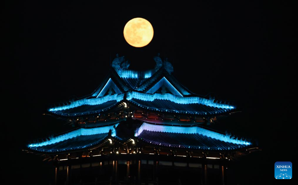 Foto bertarikh 3 Januari 2026 ini menunjukkan bulan purnama di atas bandar Lianyungang, provinsi Jiangsu, timur China. (Foto oleh Wang Jianmin/Xinhua)