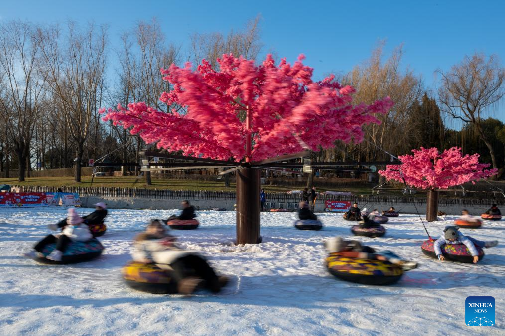Pelancong menaiki salah satu tarikan di Taman Taoranting, Beijing, ibu negara China, 3 Januari 2026. (Xinhua/Hu Jingwen)