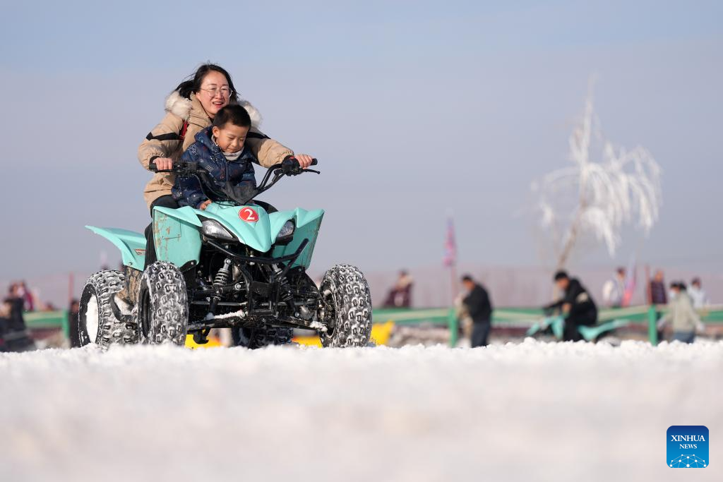 Pelancong menaiki kereta salji di sebuah taman ais dan salji di Yinchuan, Wilayah Autonomi Hui Ningxia, barat laut China, 3 Januari 2026. (Xinhua/Wang Peng)