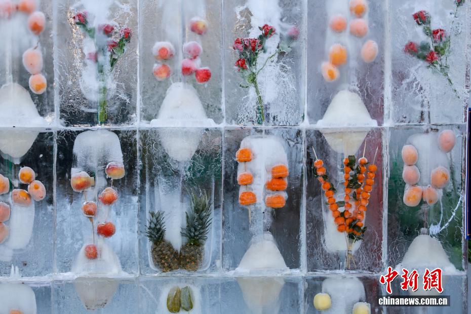 Gambar menunjukkan buah-buahan yang dibekukan di dalam dinding “jeli”.