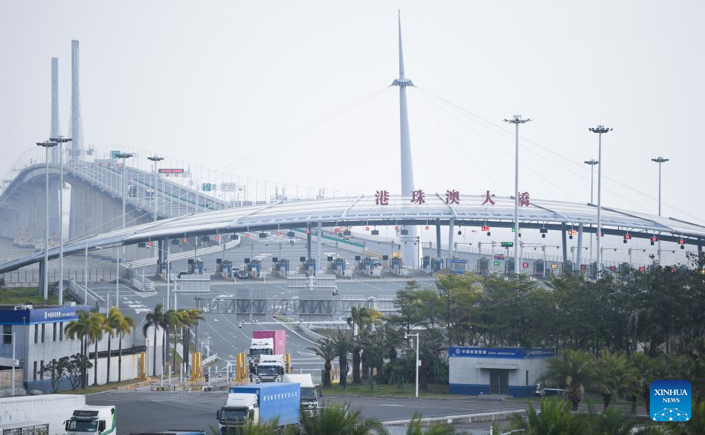 Foto bertarikh 6 Januari 2026 ini menunjukkan plaza tol Jambatan Hong Kong-Zhuhai-Makau di selatan China. (Xinhua/Deng Hua)