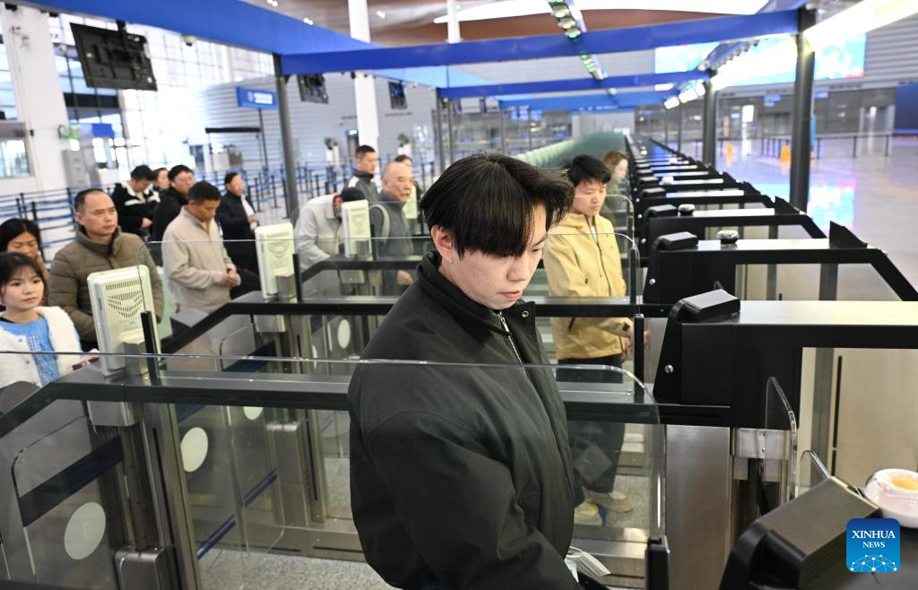 Penumpang menjalani pemeriksaan di pelabuhan Zhuhai, Jambatan Hong Kong-Zhuhai-Makau di provinsi Gaungdong, selatan China, 6 Januari 2026. (Xinhua/Deng Hua)