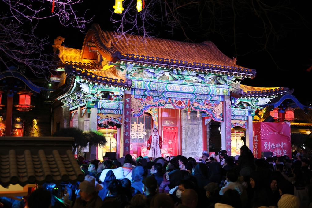 Pelakon membuat persembahan di Pekan Purba Yangliuqing, 31 Disember 2025. (Li Ran/Xinhua)