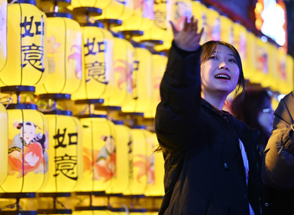 Pelancong melawat Pekan Purba Yangliuqing, 31 Disember 2025. (Li Ran/Xinhua)