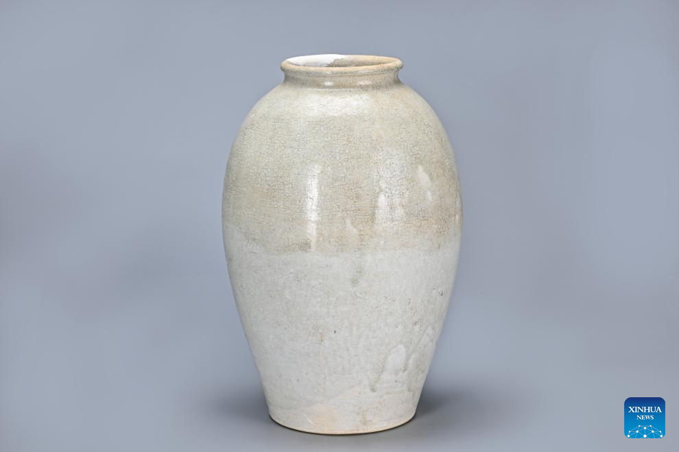 Foto tak bertarikh ini menunjukkan sebuah pasu poselin yang ditemui dalam makam Ma Sanniang, isteri pegawai tentera Dinasti Tang (618-907) Dong Shunxian, di Xi’an, provinsi Shaanxi, barat laut China. (Akademi Arkeologi Shaanxi/Disiarkan melalui Xinhua)