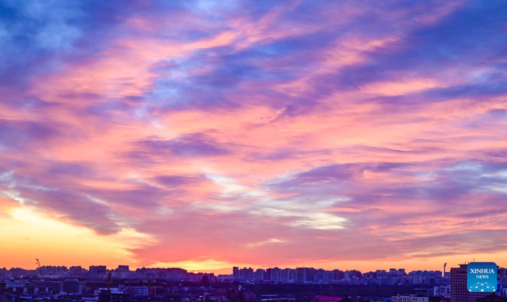 Foto yang diambil pada 7 Januari 2026 ini memaparkan latar langit yang bermandikan cahaya pagi di Beijing, ibu negara China. (Xinhua/Chen Yehua)