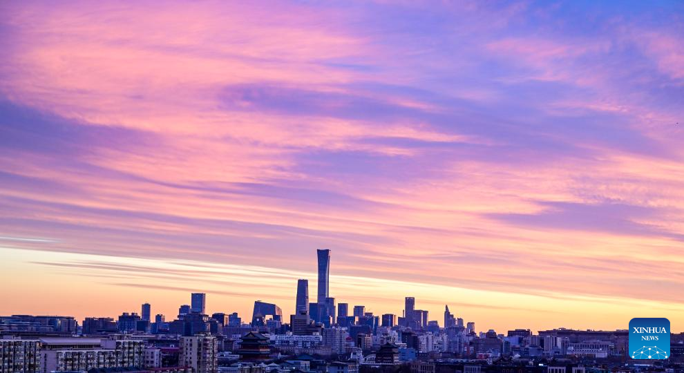 Foto yang diambil pada 7 Januari 2026 ini memaparkan latar langit yang bermandikan cahaya pagi di Beijing, ibu negara China. (Xinhua/Chen Yehua)