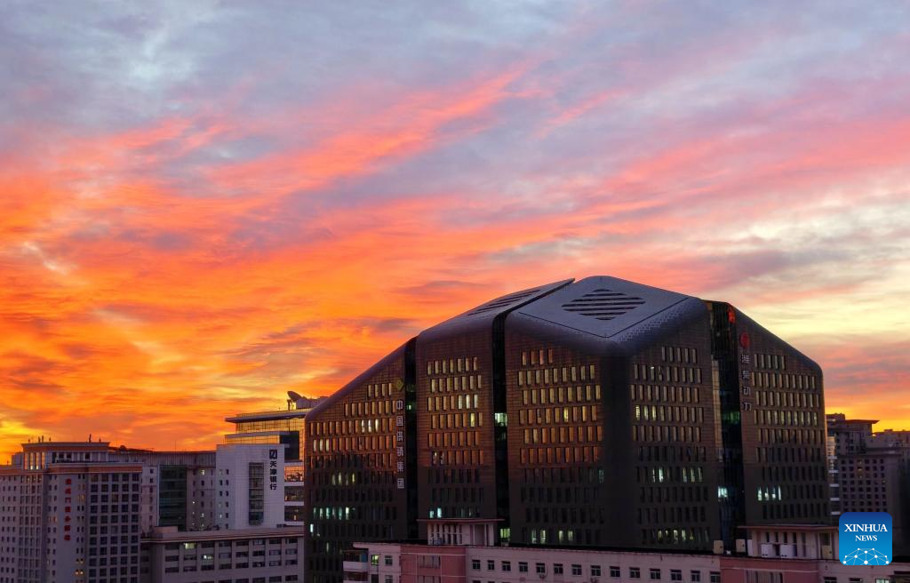 Foto yang diambil pada 7 Januari 2026 ini memaparkan latar langit yang bermandikan cahaya pagi di Beijing, ibu negara China. (Xinhua/Chen Yehua)