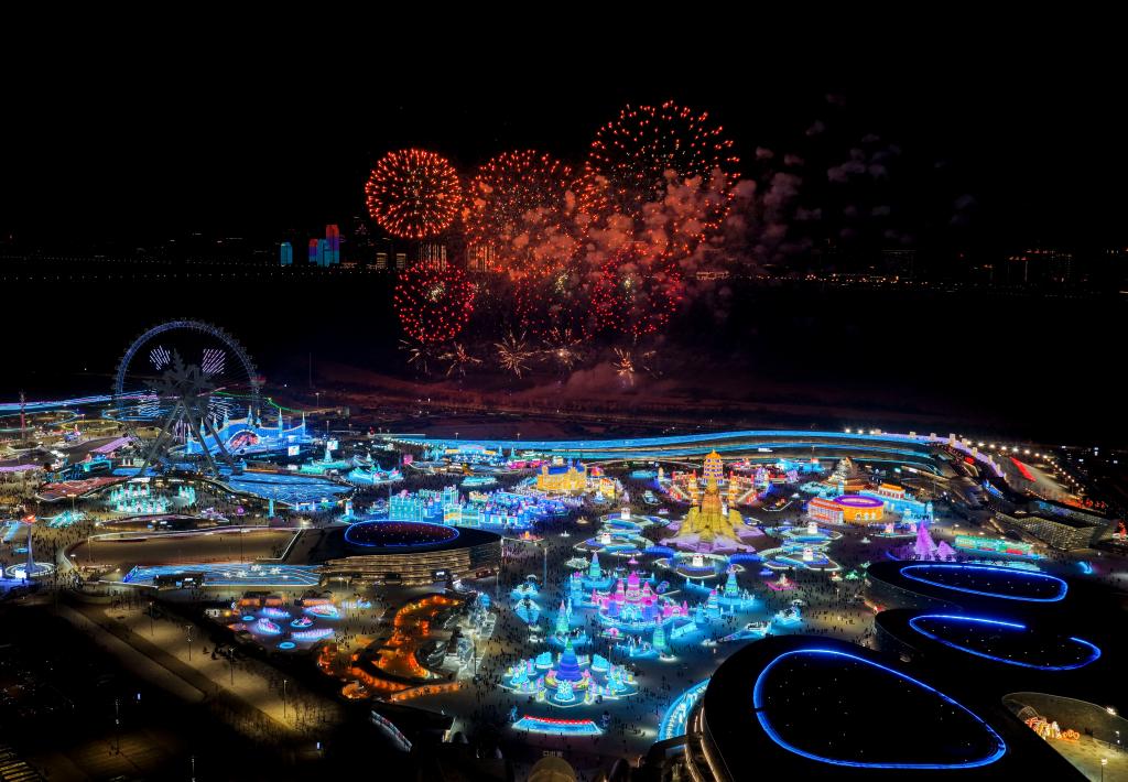 Foto dron memaparkan pertunjukan bunga api di Dunia Ais dan Salji Harbin, 5 Januari 2026. (Wang Song/Xinhua) 