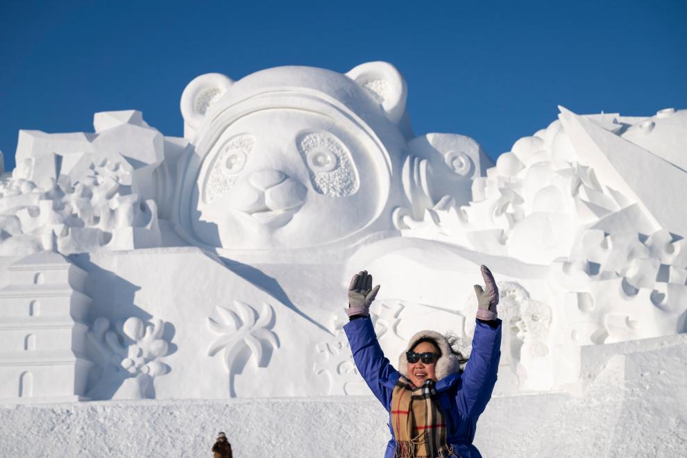 Pengunjung melawat-lawat dan bergambar di Dunia Ais dan Salji Harbin, 5 Januari 2026. (Wang Song/Xinhua) 