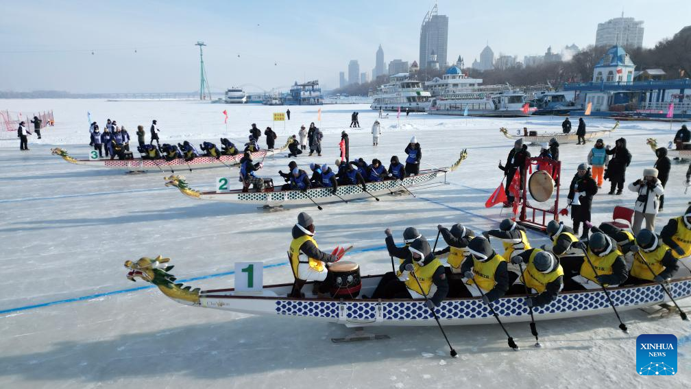 Foto dron pada 9 Januari 2026 menunjukkan orang ramai berlumba “perahu naga” di permukaan beku Sungai Songhua di Harbin, provinsi Heilongjiang, timur laut China. (Xinhua/Liu Yang)