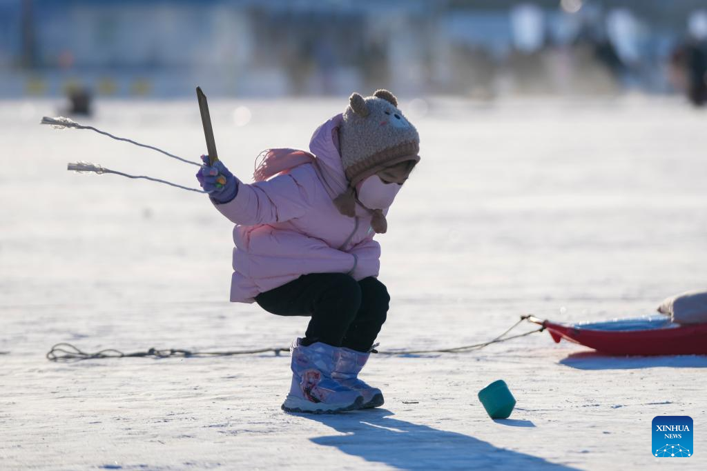 Seorang kanak-kanak bermain di permukaan beku Sungai Songhua di Harbin, provinsi Heilongjiang, timur laut China, 10 Januari 2026. (Xinhua/Wang Jianwei)
