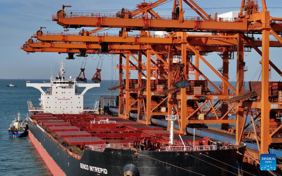 Foto dron pada 13 Januari 2026 menunjukkan sebuah kapal pukal menurunkan muatan di terminal bijih zon Caofeidian Pelabuhan Tangshan di provinsi Hebei, utara China. (Xinhua/Yang Shiyao)