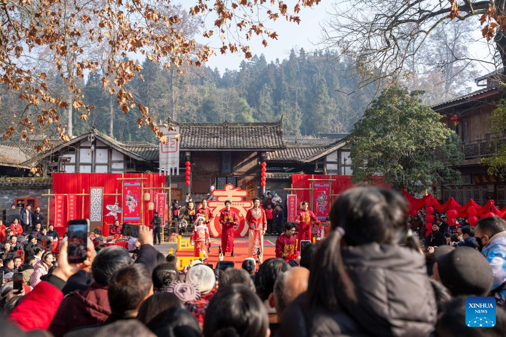 Pelawat menyaksikan ritual perkahwinan tradisional pada satu acara pelancongan budaya di Pekan Purba Shangli, Ya’an, provinsi Sichuan, barat daya China, 17 Januari 2026. (Xinhua/Xu Bingjie)