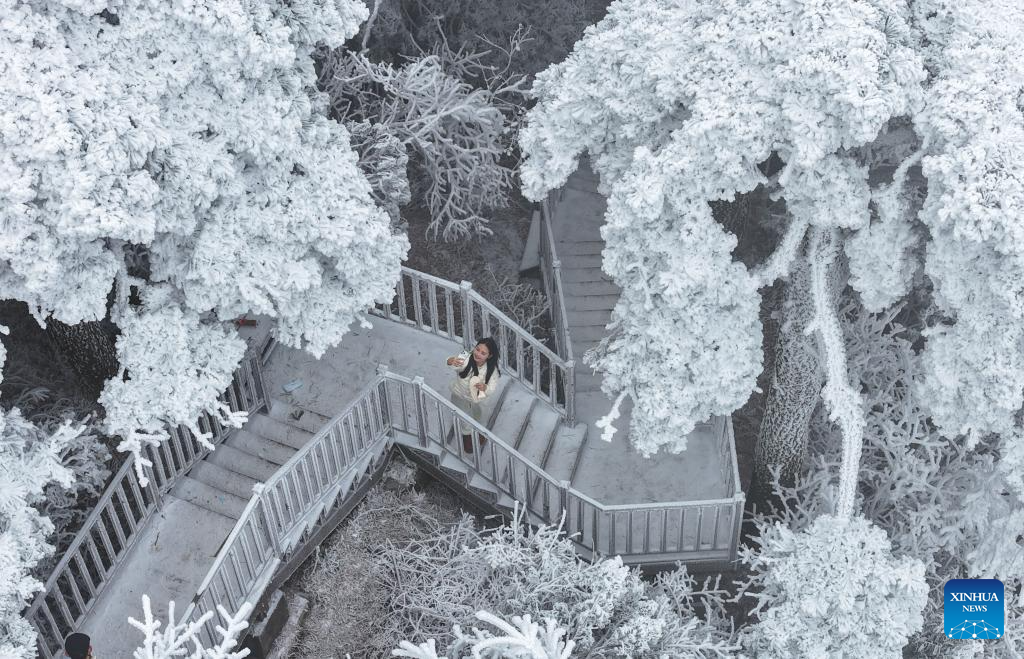 Foto dron bertarikh 22 Januari 2026 memaparkan pemandangan rime di kawasan berpemandangan indah gunung Hengshan di bandar Hengyang, provinsi Hunan, tengah China. (Foto oleh Cao Zhengping/Xinhua)
