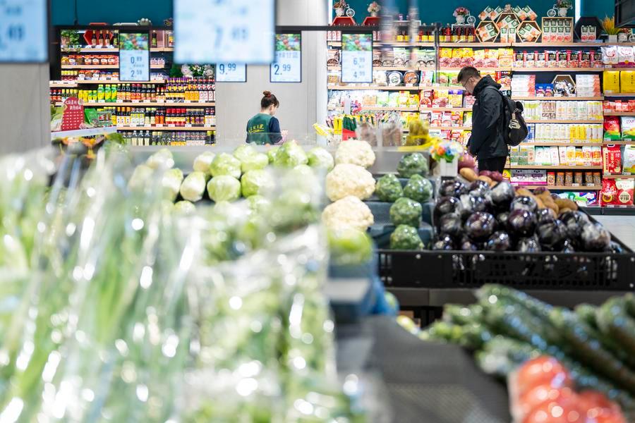 Seorang penduduk membeli-belah di sebuah pasar raya di komuniti Wenhua, Kawasan Baru Xiong’an, provinsi Hebei, utara China, 25 November 2025. (Xinhua/Wu Zhizun)